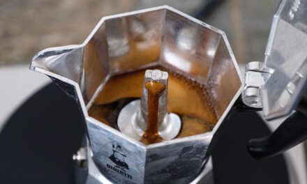 Kaffee in der Mokkakanne machen